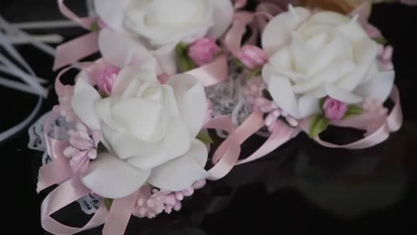 Bouquet da sposa damigelle d'onore sono sul tavolo — Video Stock