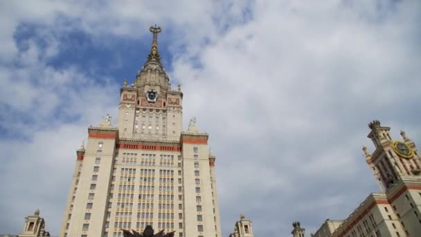 Das Hauptgebäude der staatlichen Lomonossow-Universität in Moskau — Stockvideo