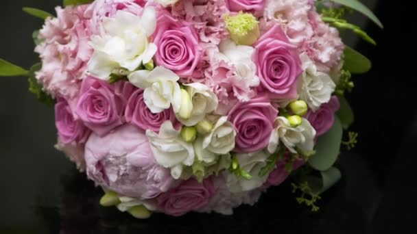 Hermoso ramo de flores se encuentra en la superficie blanca peluda — Vídeo de stock