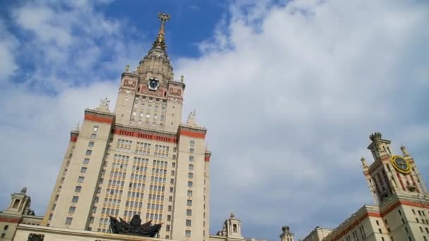 El edificio principal de Lomonosov Universidad Estatal de Moscú — Vídeo de stock