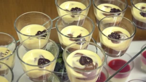 Ontbijtbuffet: dessert Jelly witte chocolade — Stockvideo