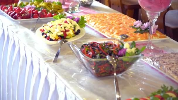 Шведский стол: салаты вкусные на столе — стоковое видео