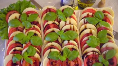 domates peynir ve fesleğen yaprakları ile