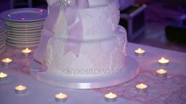 Güzel düğün pastası mumlar ile masada duruyor