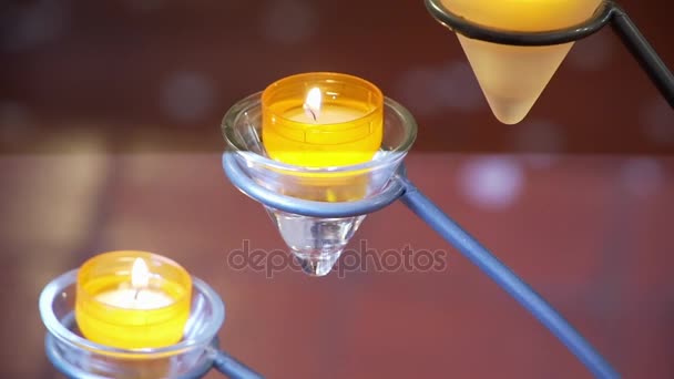 Belle candele gialle bruciano nella Chiesa — Video Stock
