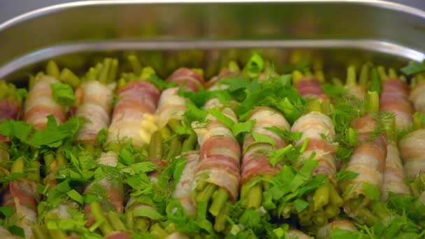 Buffet: green beans wrapped in bacon — Stock Video