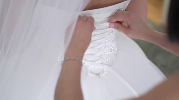 Amigo botones vestido de novia dama de honor — Vídeo de stock
