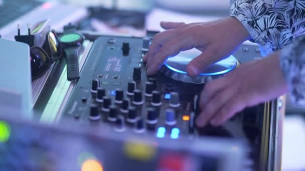 A DJ plays music on the instrument — Stock Video