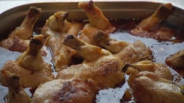 Açık büfe: sıcak kızartılmış tavuk budu