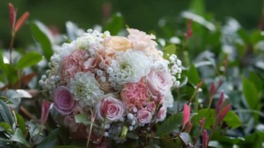 güzel düğün buket yeşillik bir arka plan üzerinde