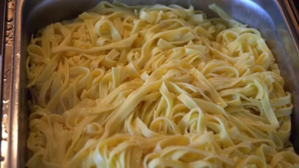 Ontbijtbuffet: hot spaghetti met boter — Stockvideo