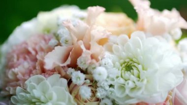 güzel düğün buket yeşillik bir arka plan üzerinde