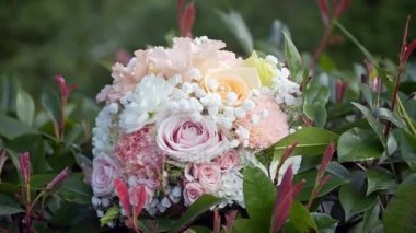 güzel düğün buket yeşillik bir arka plan üzerinde