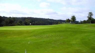 Yeşil golf alanı ve mavi gökyüzü