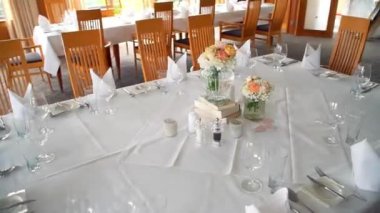 Düğün salonu dekore edilmiş. Çiçekler ve saat