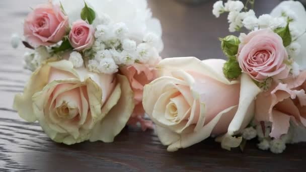 Красивые свадебные бутоньерки на доске — стоковое видео