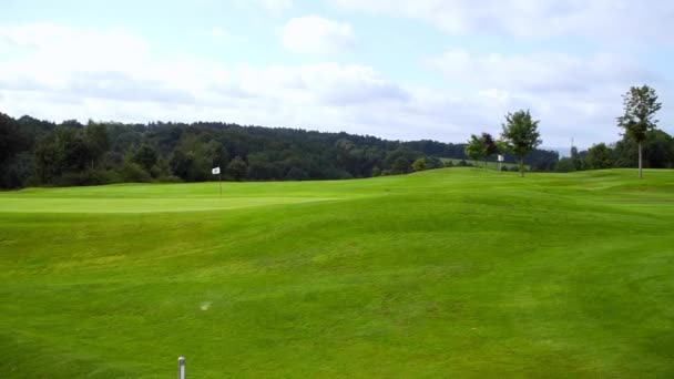 Pole golfowe zielone i błękitne niebo — Wideo stockowe