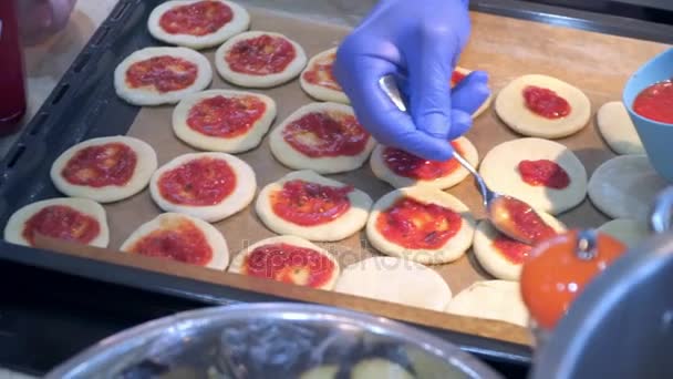 Шеф-кухар кладе соус на тісто — стокове відео