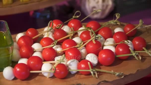 Канапе черри помидор с сыром — стоковое видео