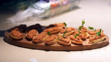 aşçı Yeşiller sandviç koyar.