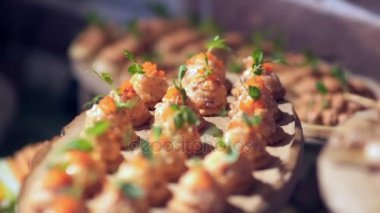 Açık büfe: aperatifler ve sandviç masada vardır