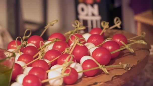 Канапе з вишневим помідором з сиром — стокове відео