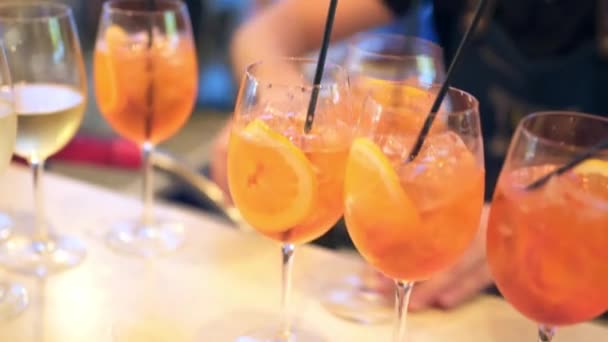 De barman bereidt cocktails aan de bar — Stockvideo
