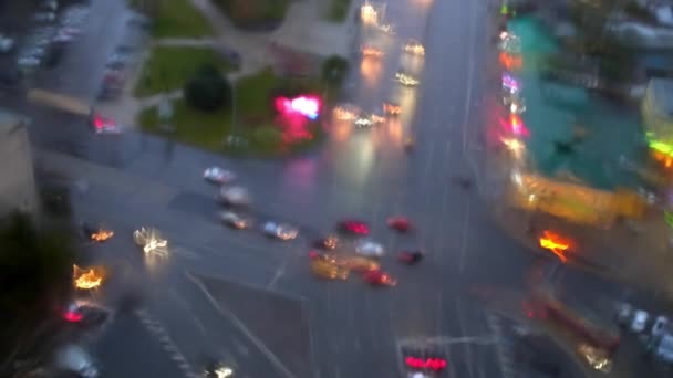 A intersecção com as máquinas através de uma janela molhada na chuva — Vídeo de Stock