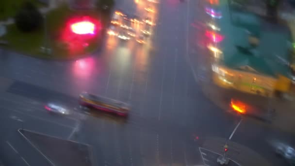 The intersection with the machines through a wet window in the rain — Stock Video