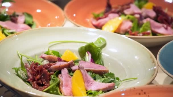 Kuchař dává salát v misce — Stock video