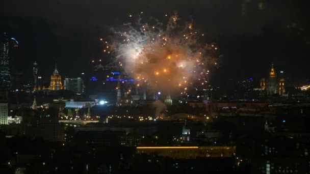 feux d'artifice au-dessus d'une ville la nuit. Moscou 