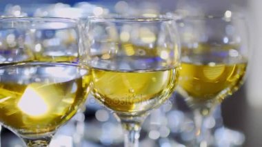 bardak beyaz şarap bar vardır