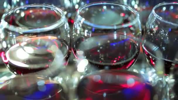 Bicchieri di vino rosso sono sul bar — Video Stock