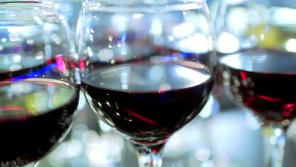 Glasses of red wine are on the bar — Stock Video