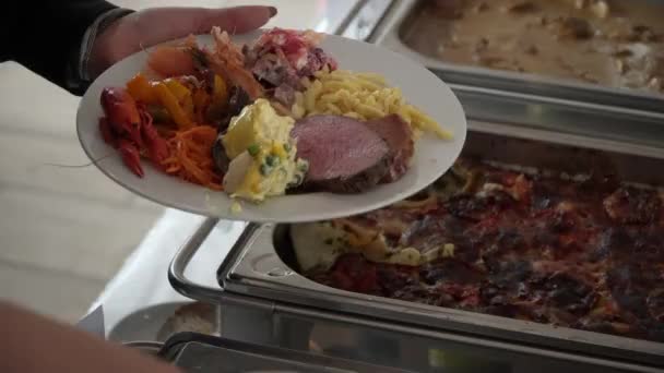 Люди во всем, что вы можете есть питание шведский стол в помещении в роскошном ресторане — стоковое видео
