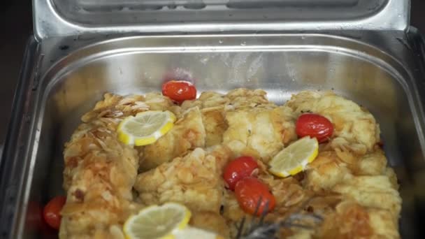 Шведский стол: горячая рыба в тесте с лимоном — стоковое видео