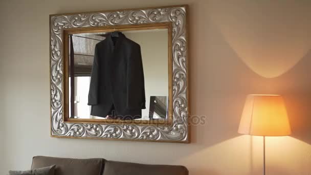 The men 's jacket weighs in the mirror — стоковое видео