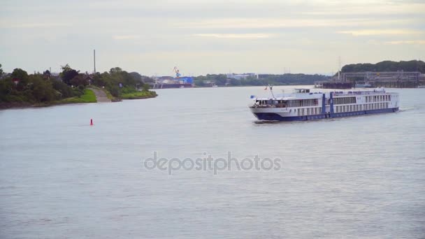 Het schip is op de Rijn — Stockvideo