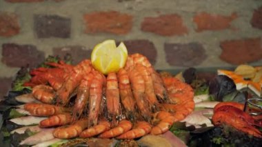 Açık büfe: plaka üzerinde yalan karides