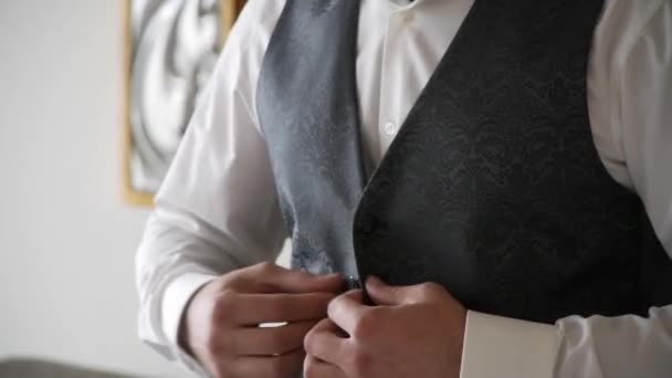Homem abotoando o colete close-up — Vídeo de Stock