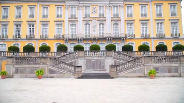 Ett vackert gula slott i Tyskland — Stockvideo