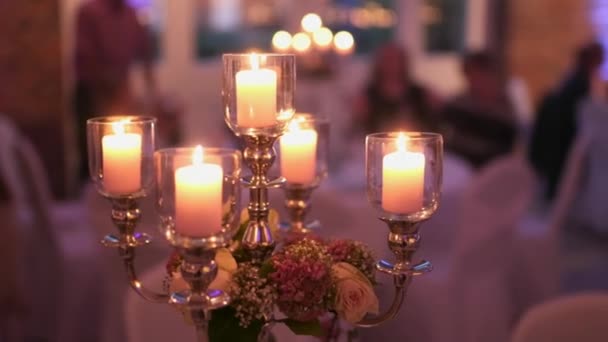 De belles bougies allumées dans le hall — Video