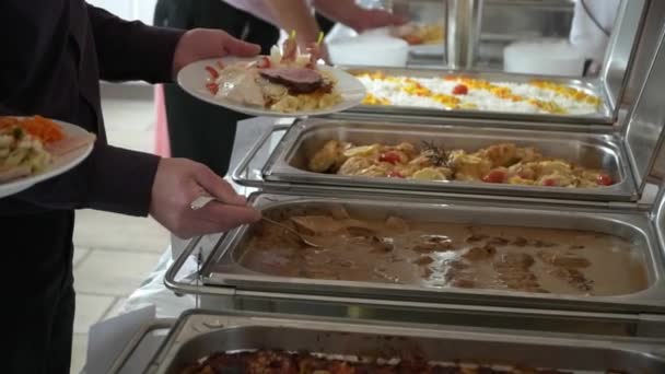 Pessoas em tudo o que você pode comer buffet comida interior em restaurante de luxo — Vídeo de Stock