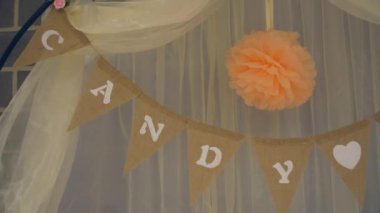 Şeker çubuğu üzerinde farklı şeker ve içecek bir sürü düğün töreni