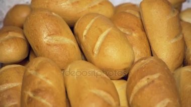 Plaka üzerinde buğday ekmeği vardır