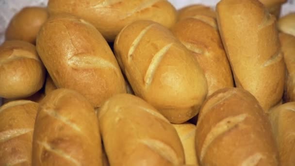 Wheat buns are on the plate — Stock Video