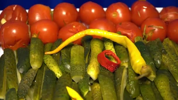 Fundo picles tomates alho pimenta pepino closeup — Vídeo de Stock