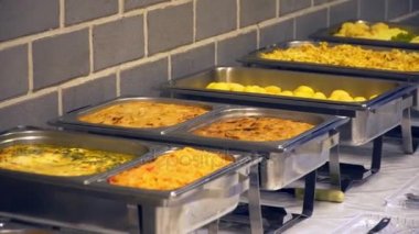 Patates kızartması ve sahanda yumurta ve diğer sıcak yemekler Servis Kahvaltı