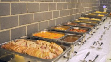 Patates kızartması ve sahanda yumurta ve diğer sıcak yemekler Servis Kahvaltı
