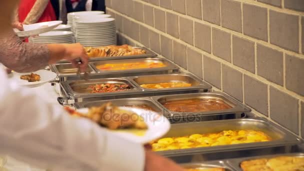 Restaurant gasten samenstellen voedsel aan een buffet — Stockvideo